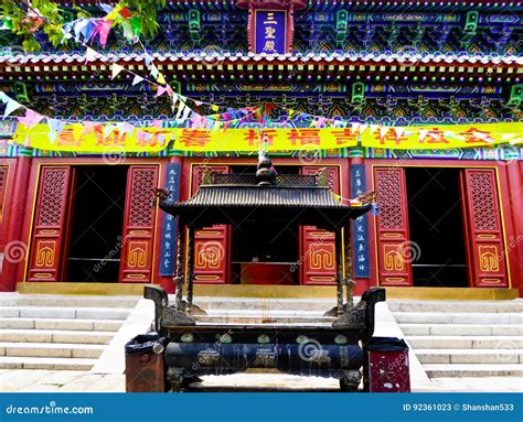  ¡Sumérgete en la Historia con el Templo de los Tres Santos en Huanggang!