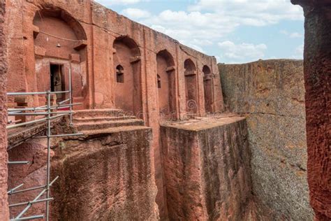 ¡Sumérgete en la historia etíope explorando las impresionantes tumbas rupestres de Aksum!