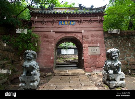 ¡Sumérgete en la Historia con el Templo Qianshan! Una joya arquitectónica del siglo IX