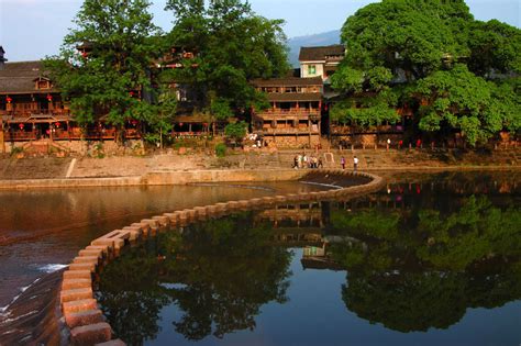 ¡Sumérgete en la magia de la Montaña Liujiang, una joya natural con vistas panorámicas que te dejarán sin aliento!